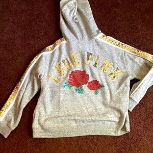 Pullover hoodie that consist of a sequence rose on the back